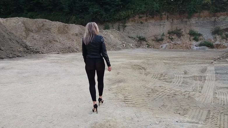 martinawest: Bunica se plimbă printr-o groapă de pietriș, îmbrăcată în colanți strâmți și pantofi...