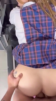 Seragam pendek dan kontol penuh gairah: siswi nakal dientot tanpa ampun