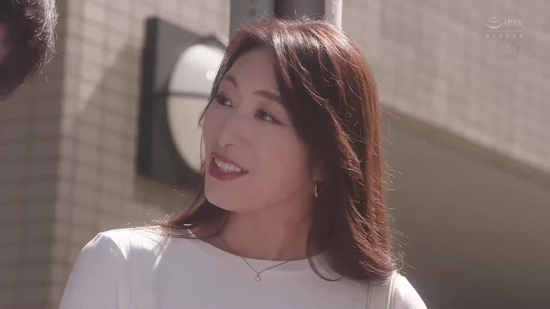 Smooth Time: 热辣熟女喜欢年轻男人舔她的阴户，她喜欢吮吸年轻人的鸡巴。第1部分