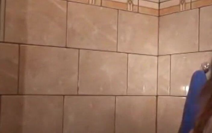 Homegrown Amateurs: Loreta obtiene su coño peludo follado por Sindri