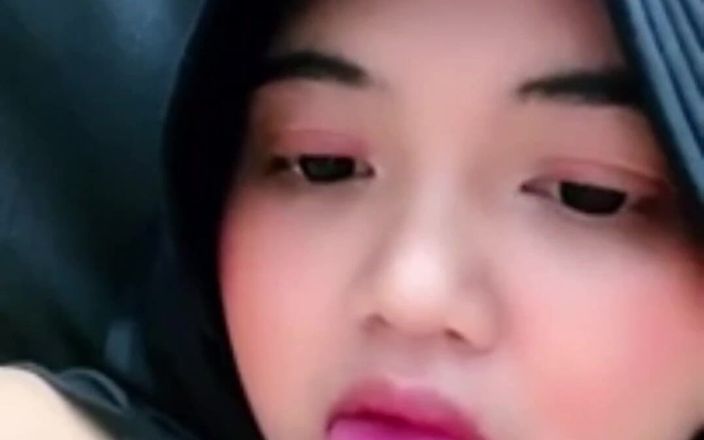 Jilbab69: Gái đội khăn trùm đầu vú to tự nhiên hứng tình