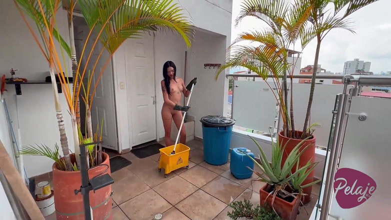 Pelaje mix: Pembantu rumah ditangkap melancap dengan mop di hadapan jiran- jiran,...