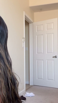 Brunetka modelka pieprzy sąsiada z ogromnym kutasem