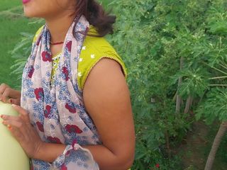 Pooja raniji: Desi Village Young Desi Girl Outside Sex - Girlfriend Coming Near...