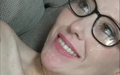 Blonde milf mit dicken möpsen in dogging-position