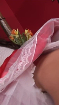 Jeny Baby gibt einen blowjob vor einem harten dummy