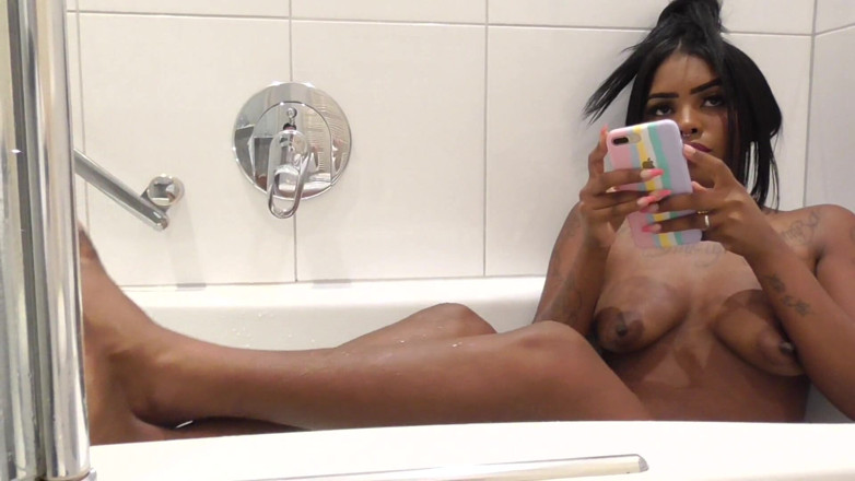 Foot Girls: Jilat kakiku habis-habisan! Barbie estrella si cewek kulit hitam dengan...