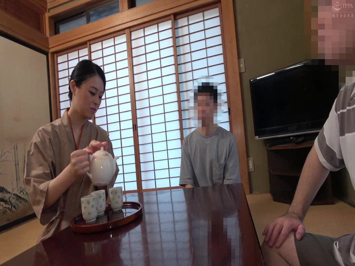 Raptor Inc: Seorang wanita baru dari perceraian berkongkek lesbian dengan pelayan di...