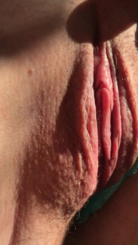 Mau lihat memek kencing dari dekat? Oke, kutunjukkan padamu, tapi sebagai imbalannya aku ingin air manimu!