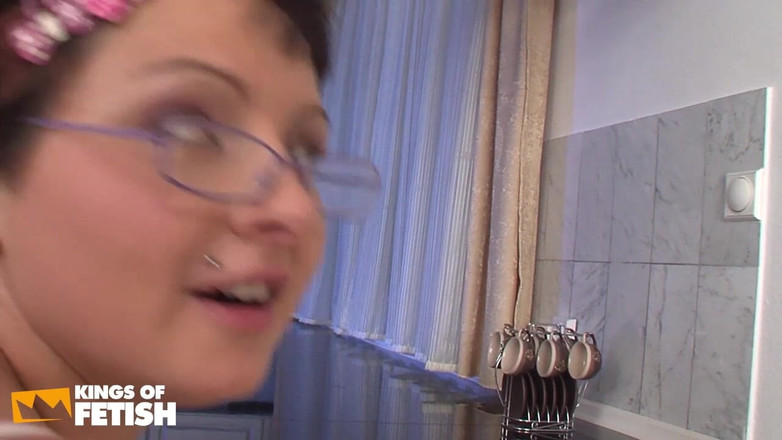 Kings Of Fetish: 戴眼镜的少女的阴户在皮沙发上被一个男人舔舐并被干