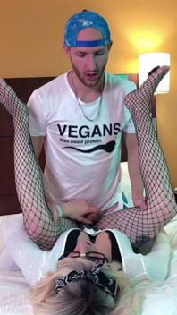 Un mec fraternel baise une femboy