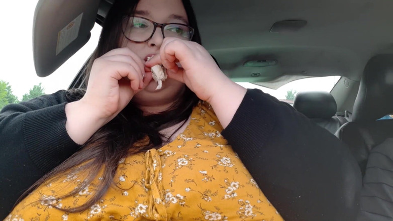 SSBBWLadyBrads: Grandota se entrega a kfc lamiendo los dedos
