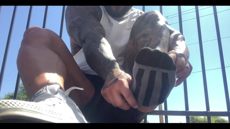 Jasons feet: Я на улице, ups