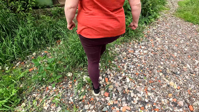 Bouncy Tits Action: Antrenament de țâțe pe pășune și pajiște