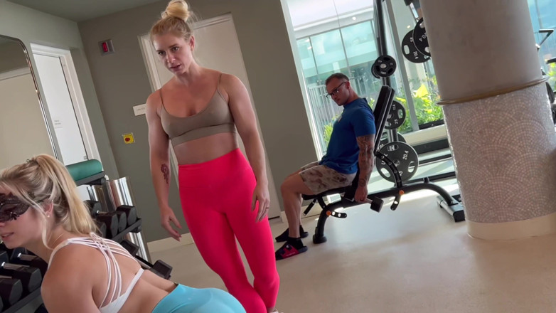 Talulah GG Strap On: Fit lesbijki ruchają się z pnączem gym cuck