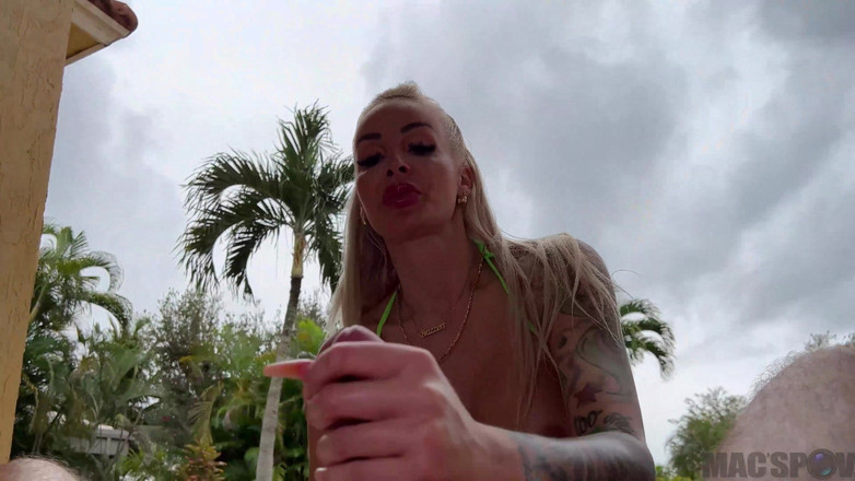 J-Mac: O mamă sexy germană blondă țâțoasă este futută afară de Jmac