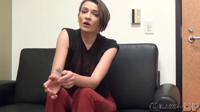 GLASSDP: 冲动的黑发女郎是一个饥渴的荡妇，迫不及待地想要在镜头前做爱