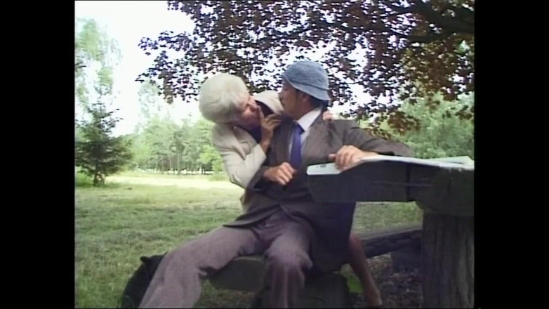 Deutschland porn: Blonde geile rijpe vrouw had gelukkig seks met een jonge...