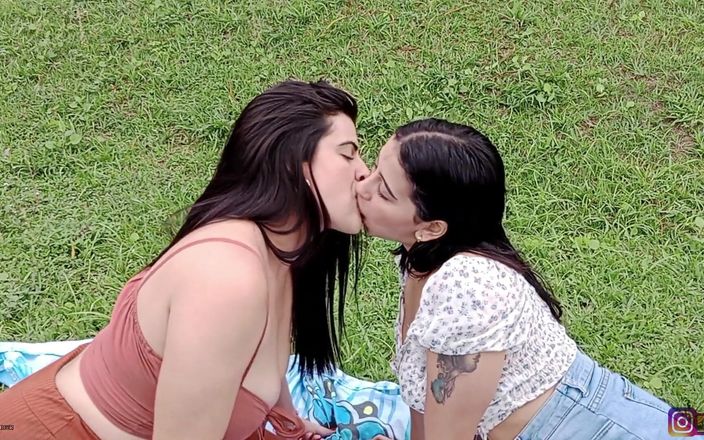 Vayolet and candy: Grandi culi latine lesbiche leccano la loro ricca figa bagnata