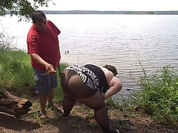 BBW nurse Vicki adventures with friends: Angie Kimber viene sculacciata sul lago vestita