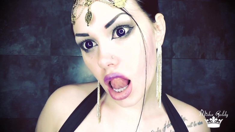 Goddess Misha Goldy: Deusa das trevas sentindo uma fome insaciável!