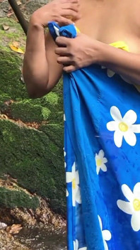 Ragazza Naturale Dello Sri Lanka Che Fa Il Bagno