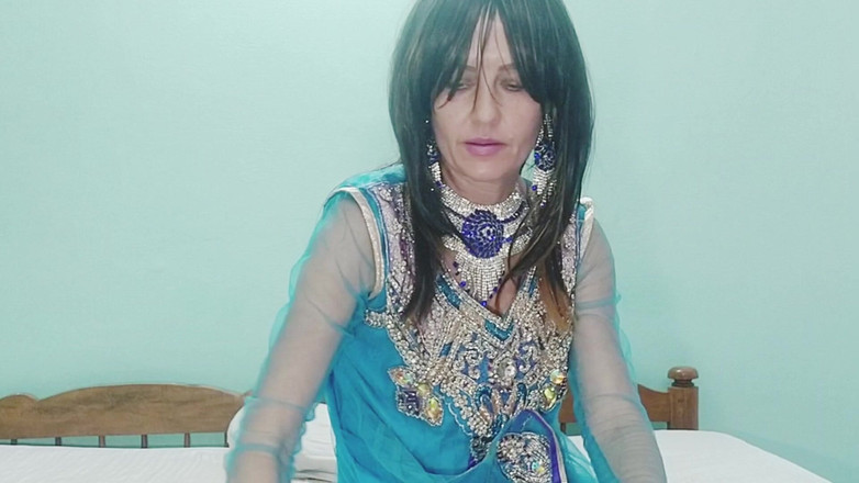 Bolly Karma: BBCの精液を飲み込むビッチなMILFに夢中