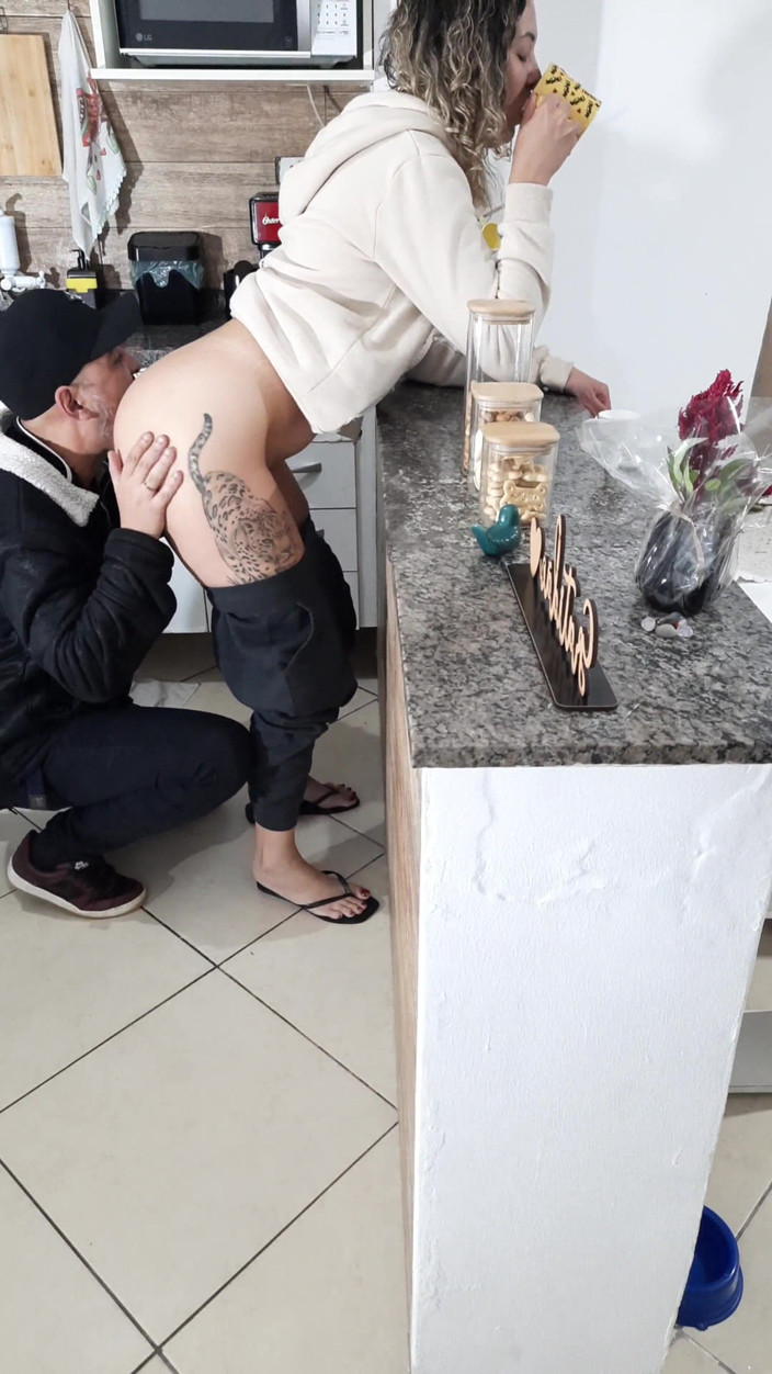 Gabi SweetCouplesStories: 继女一边吃早餐一边休息