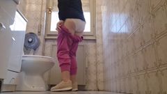 Real Farts in Fancy Restaurant Bathroom 4K