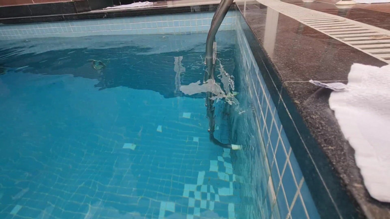 FetishKing: Dominación lésbica las chicas top controlan la piscina de aire