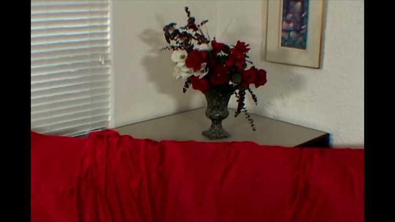 Lesbians and Masturbation: Ze bindt hem vast en gaat op de bank liggen...