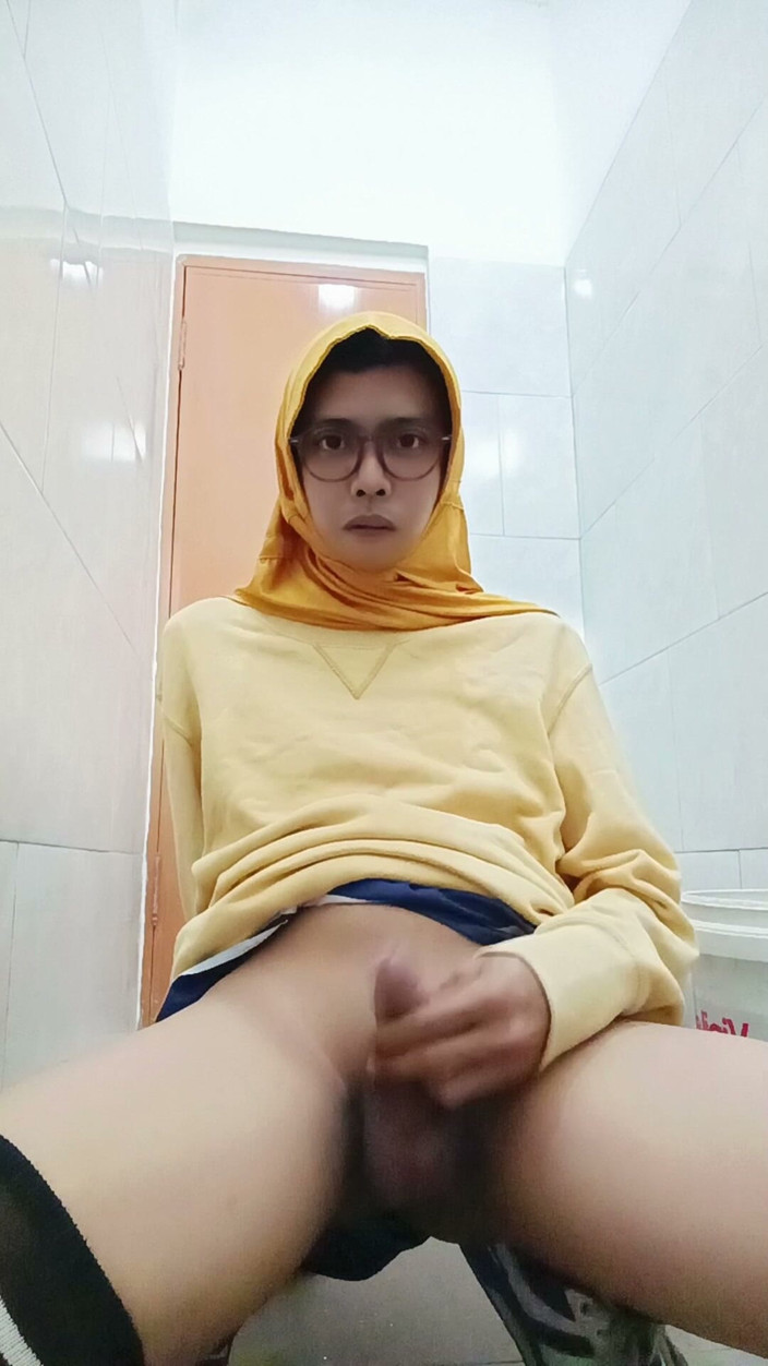 MaureenNadh: Hijab asiatico effeminato si masturba in pubblico nel bagno dell'ufficio