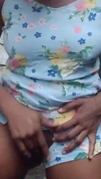 Ny hairy wet pussy fingering memeknya di luar ruangan sampai muncrat sambil merangkak