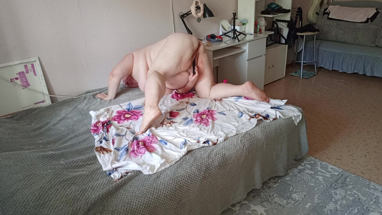 Zona901: Granne med stor rund röv onanerar köttig fitta med sexleksaker
