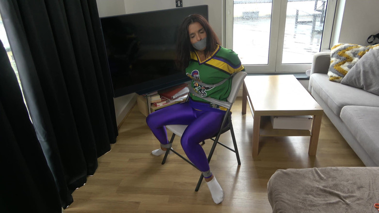 Latina Fetish: Latina dalam: Ahli pasukan hoki memancut ke atas kerusi dan...