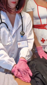 Threesome FFM - Medicul și asistenta medicală fac pacientul bolnav să ejaculeze