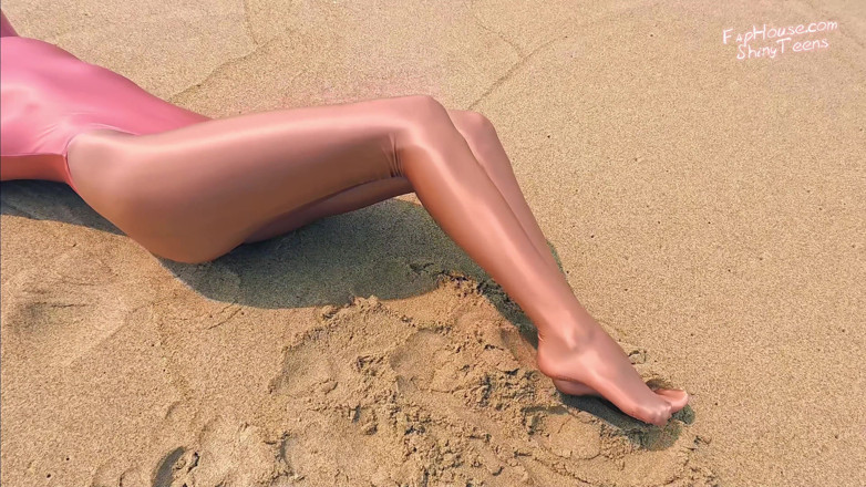 Shiny teens: Stoking pantyhose dan leotard shiny gold 901 di pantai