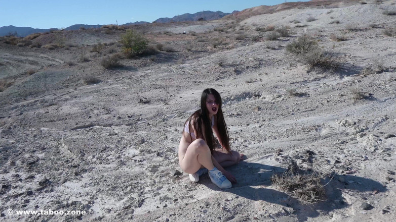 Nude Sportswomen: Quasi nuda nel deserto e senza acqua