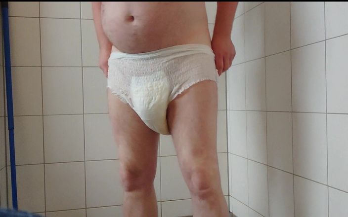 Carmen_Nylonjunge: Nylonjunge-inkontinenztest 1