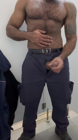 Wesley Fudedor: Sicherheit in seiner Arbeitsuniform in einer öffentlichen Toilette