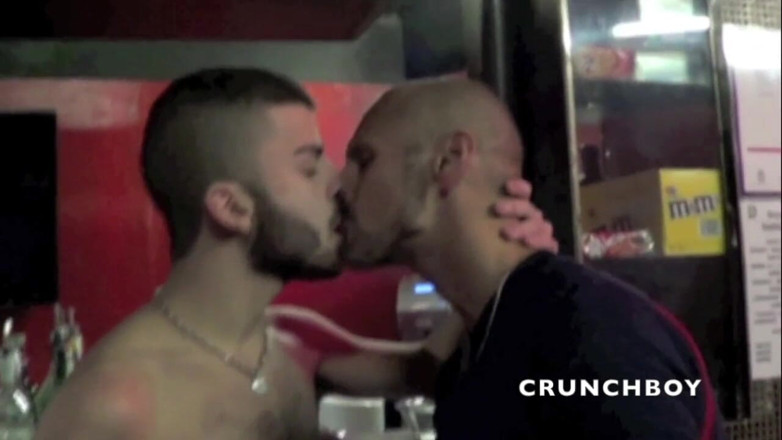 Sneaker gay: Soumission de pieds et de pieds par papa