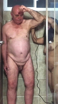 Surprise sous la douche avec Garabas et Olga