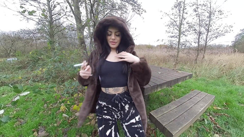 VR smokers HD-2D Videos Only: Shay London - fumer