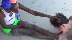 Foot Girls: L'adorazione del piede in spiaggia di una ebano pearl! Lecca...