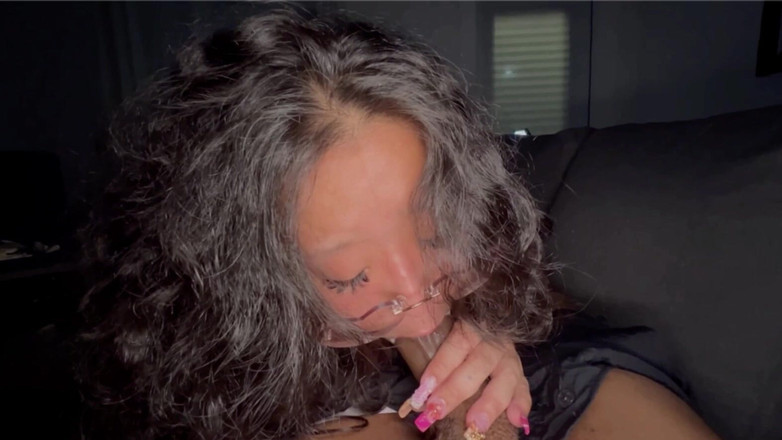 Petite Asian hefburg: アジア系オタクゲーマーが大きな黒いペニスを手に入れる