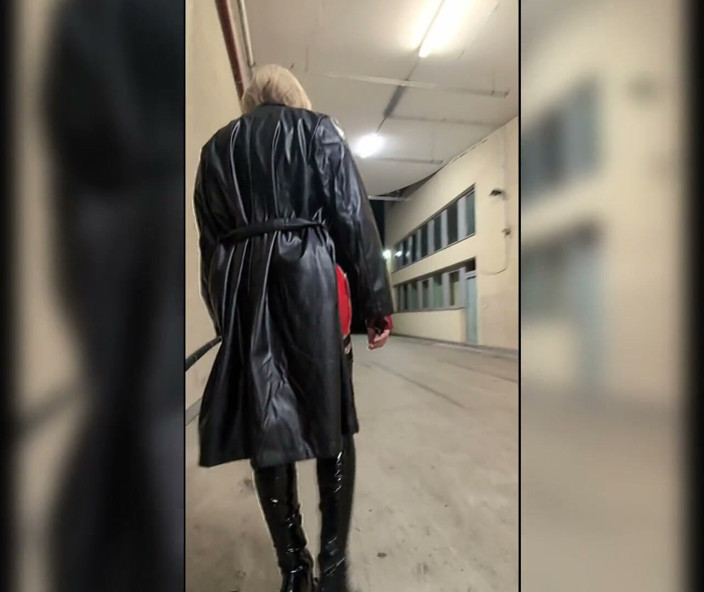 Chatuser: Walk in Parking House, Blonde in Overknee Boots, Red Pvc...