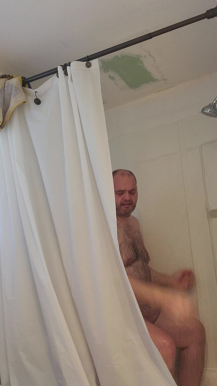 Caressonnous: Who Wants to Take a Live Shower with Me