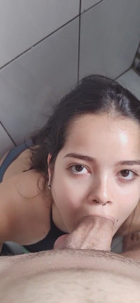 Leche Facial En Primer Plano - La Joven Morena Se Arrodilló Y Tuvo Que Chupar Hasta Que Se Puso Toda Desordenada