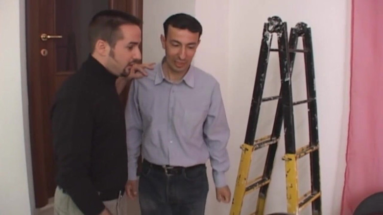 Real Home Made: Italiana morena milf gangbanged por un grupo de chicos sucios
