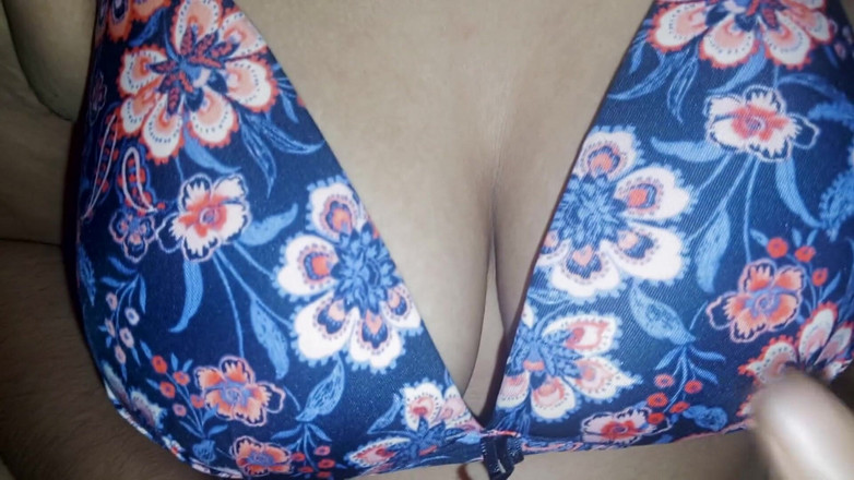 Nadiyabd: Mi hermanastra Nadiya entró en mi habitación, se sentó en...